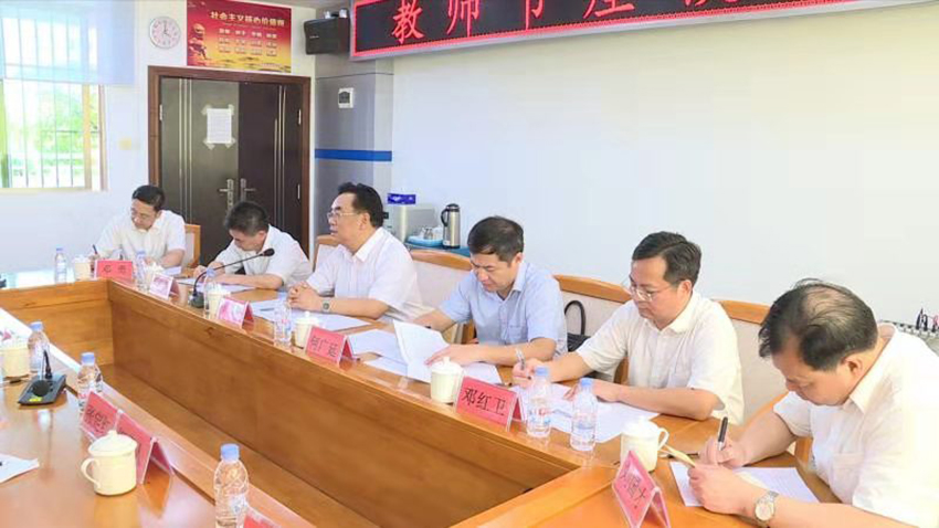 弘揚高尚師德 潛心立德樹人 | 市委書記丁紅都教師節慰問河源中學實驗學校教師